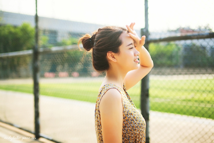 校园运动场素人美女俏皮养眼青涩街拍清纯写真图片  第1张