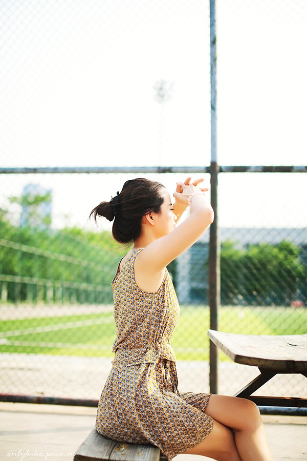 校园运动场素人美女俏皮养眼青涩街拍清纯写真图片  第11张