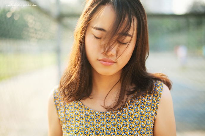 校园运动场素人美女俏皮养眼青涩街拍清纯写真图片  第13张