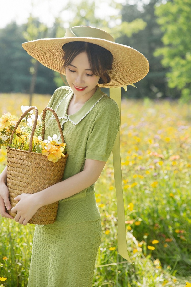 草帽美眉韩版连衣裙红唇雪肤唯美花海美女极度销魂图  第4张