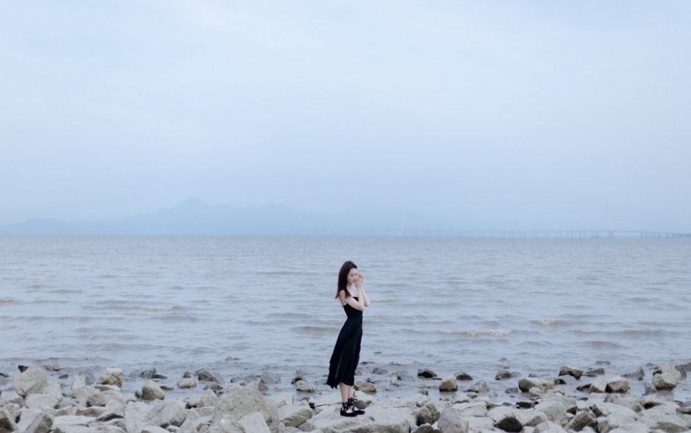 气质女神吊带连衣裙飘逸长发皮肤白皙销魂美女图库  第1张