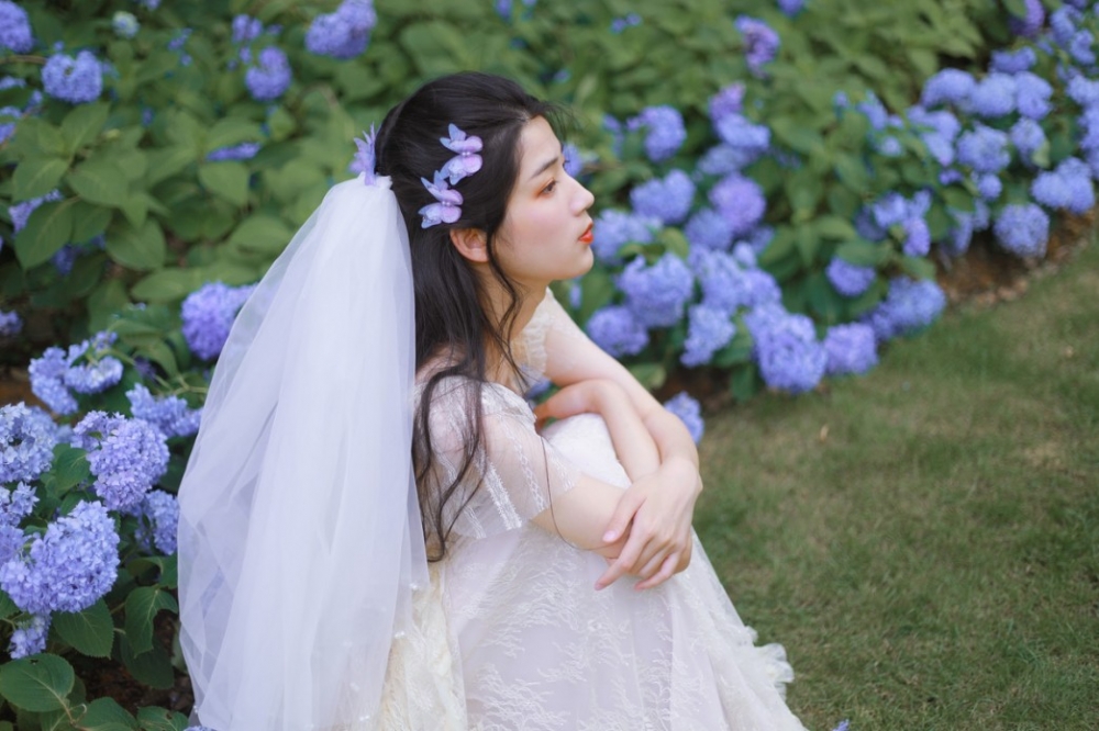 唯美花海婚纱美女蕾丝长裙清纯养眼女神写真  第7张