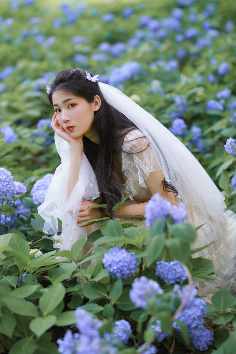 唯美花海婚纱美女蕾丝长裙清纯养眼女神写真  第8张