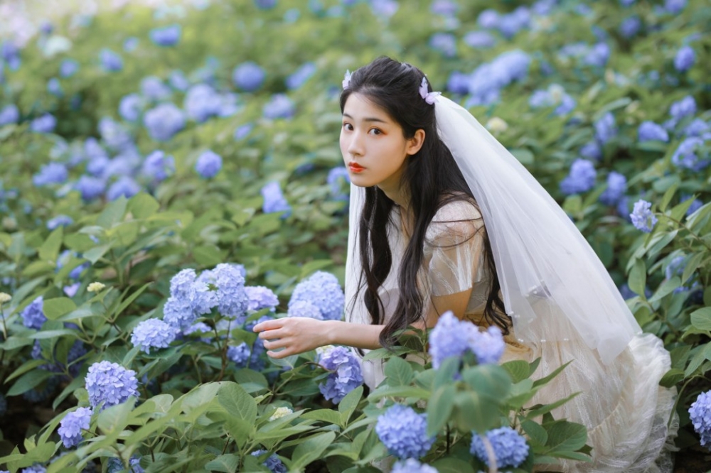 唯美花海婚纱美女蕾丝长裙清纯养眼女神写真  第9张