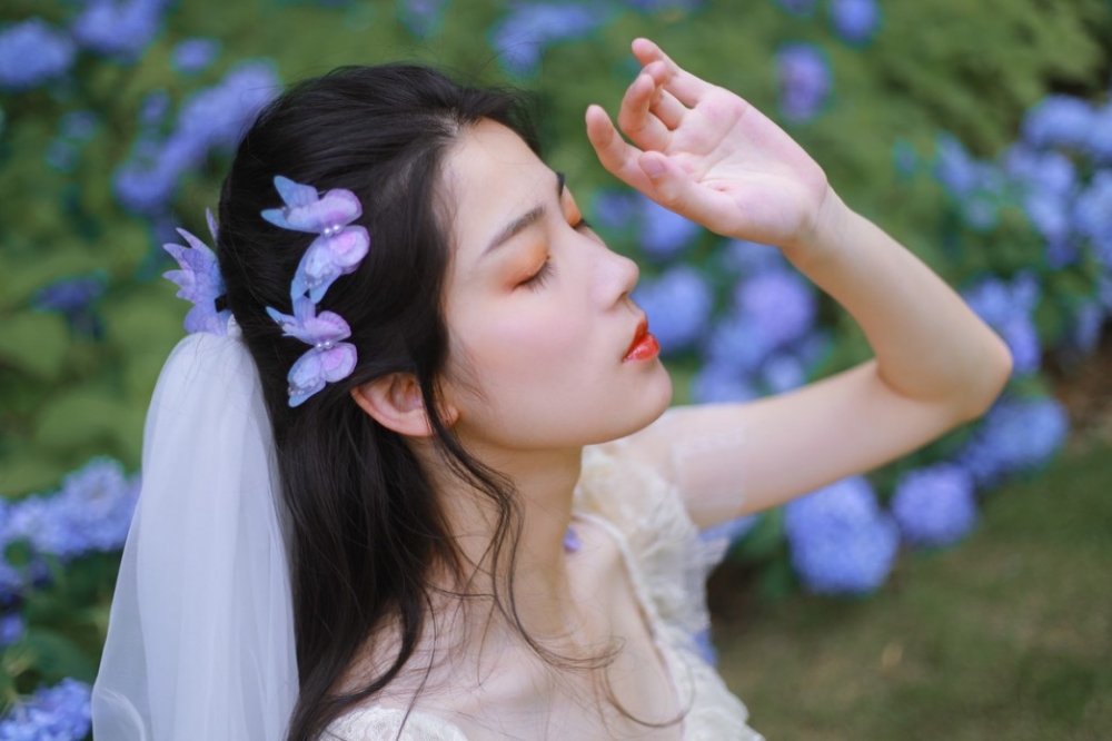 唯美花海婚纱美女蕾丝长裙清纯养眼女神写真  第10张