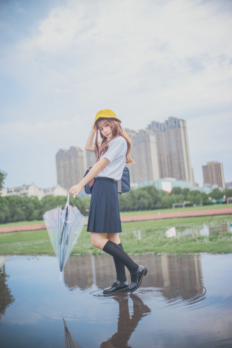 小黄帽女孩户外校园制服白嫩清纯甜美可爱写真  第1张