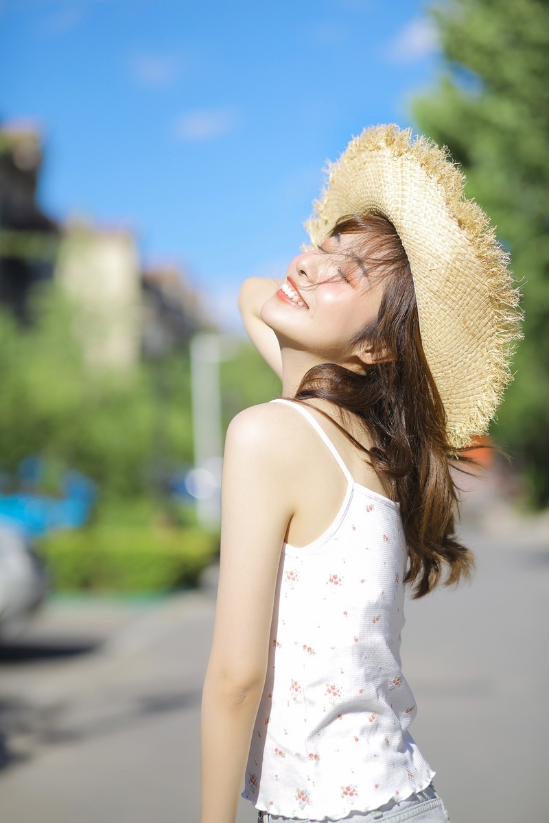 夏日女孩清纯甜美户外养眼天然系尤物写真  第1张