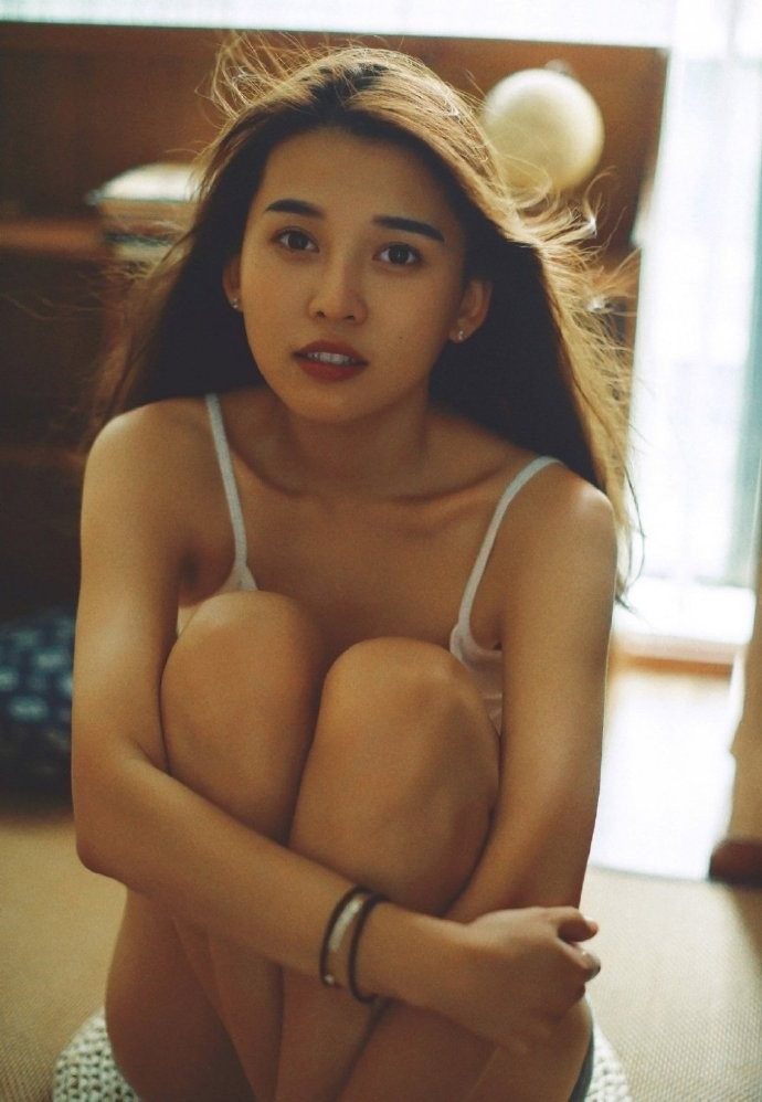 室内风情万种的软妹子长腿美臂锁骨精致美女写真集  第3张