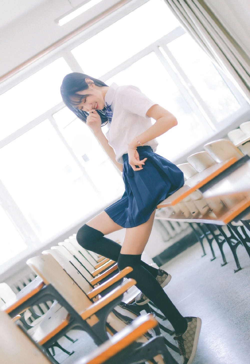 美女校花飘逸长发学生制服白皙美腿美女极度销魂图  第1张