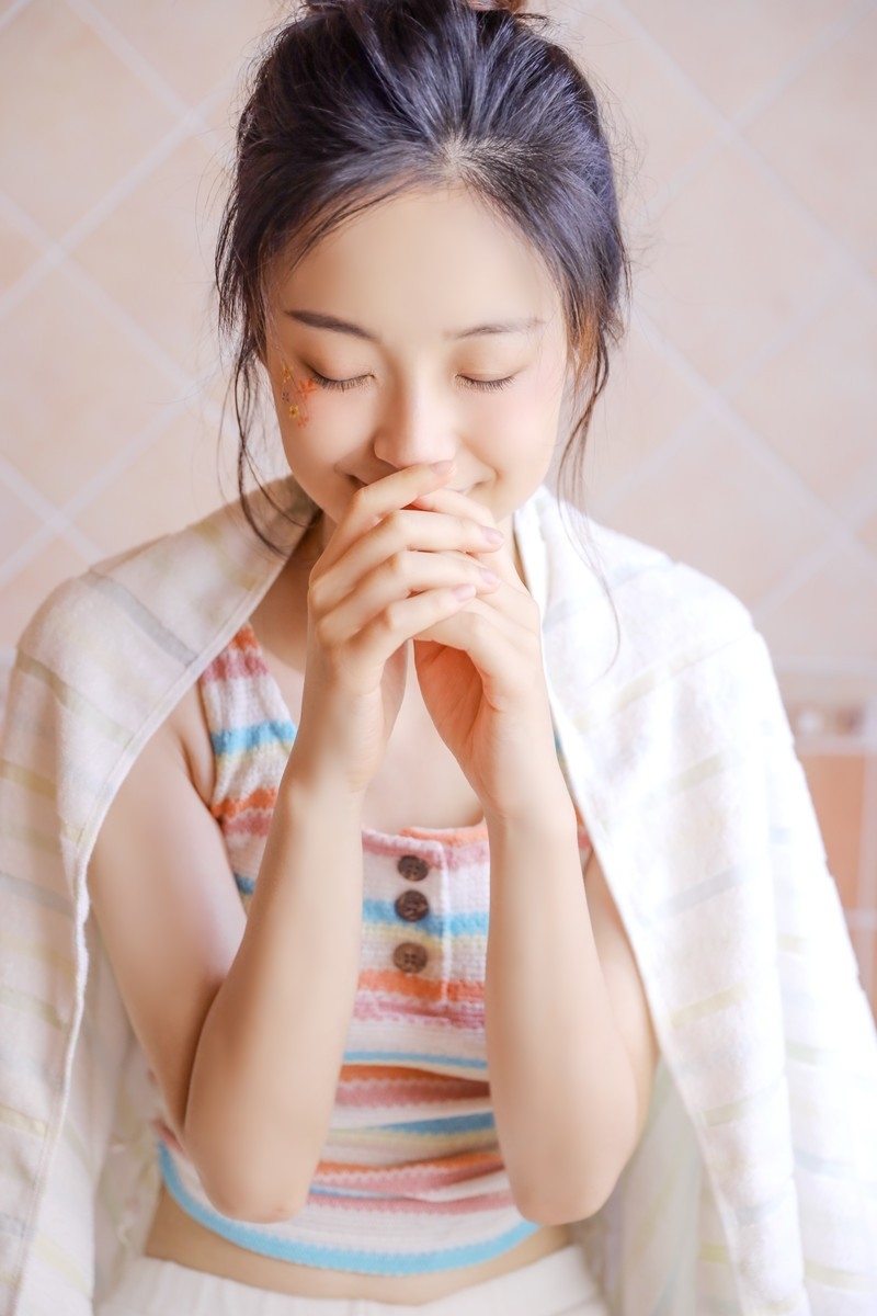 浴室美女吊带背心超短裤苗条身材销魂美女图库写真  第3张