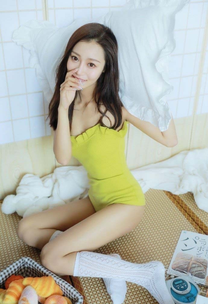 早安少女飘逸长发吊带连体衣白丝美腿室内个人写真  第2张