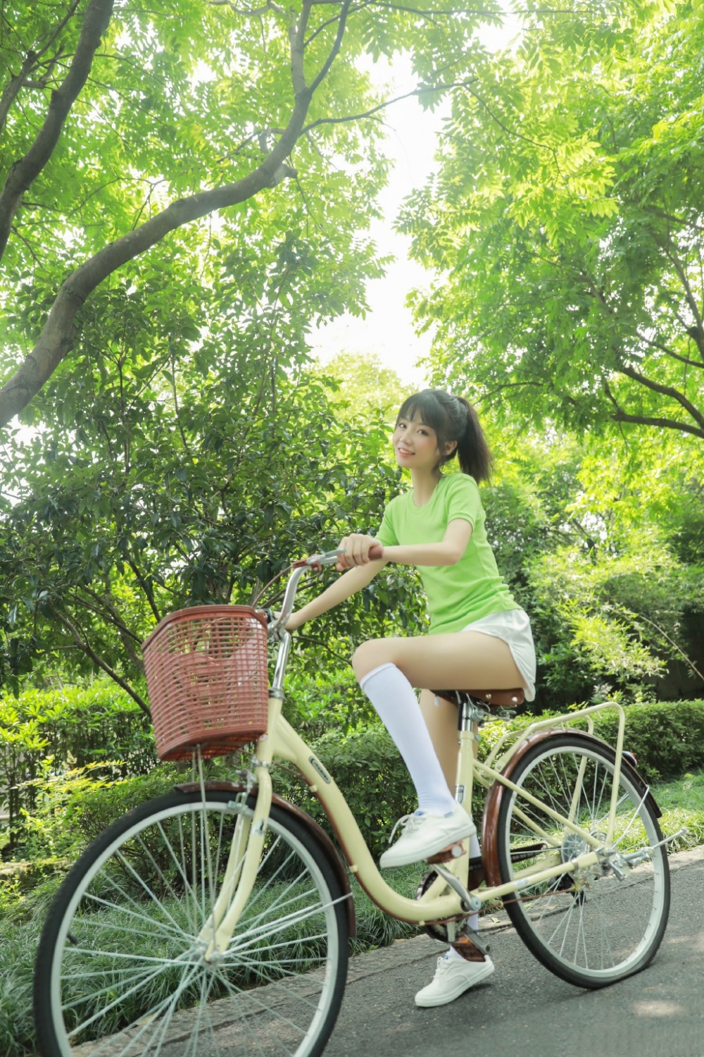 越南美女明眸皓齿肌肤白皙充满田园风趣的美女写真  第7张