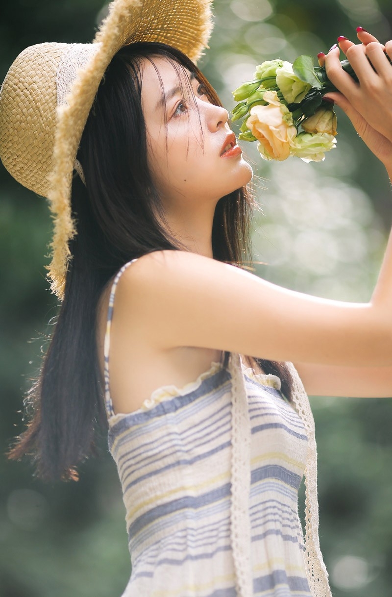 草帽少女吊带连衣裙飘逸长发漂亮脸蛋销魂美女图库  第9张