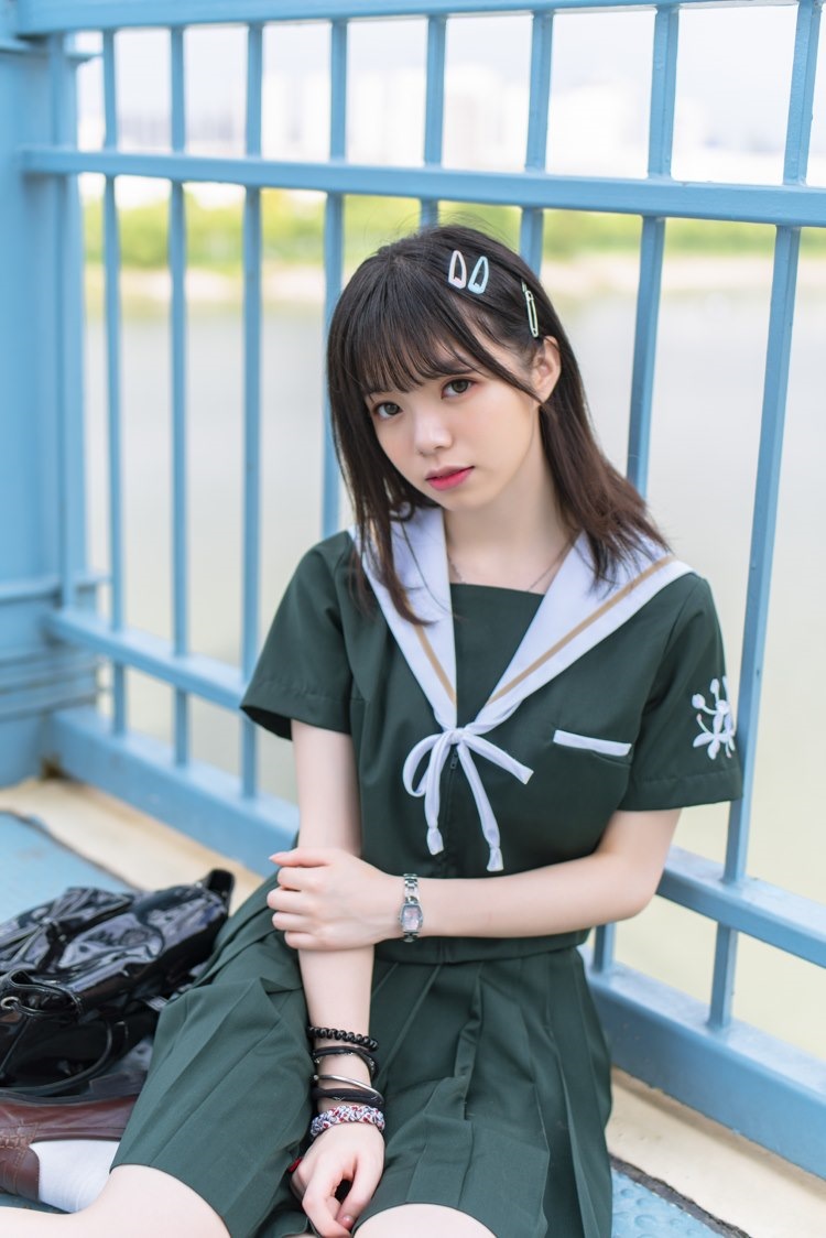 校园制服少女养眼小清新清纯户外眼镜娘写真  第2张