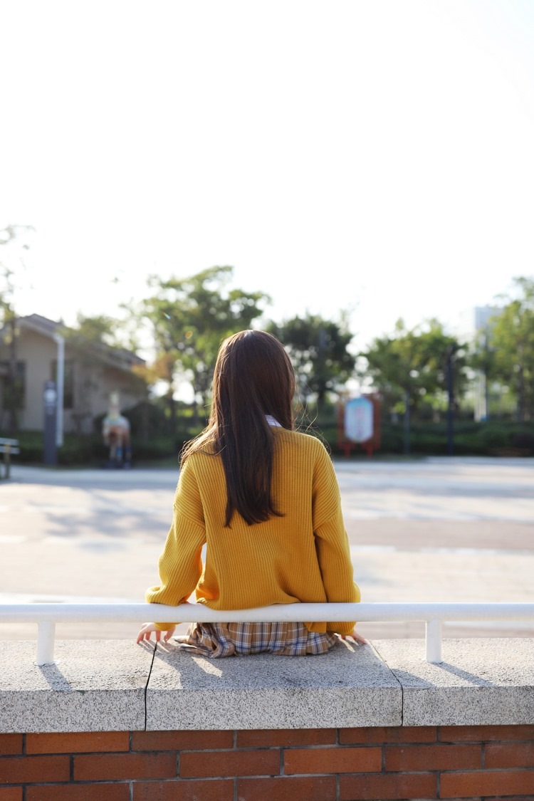 校园萌妹治愈系美女开衫毛衣户外清纯写真  第6张