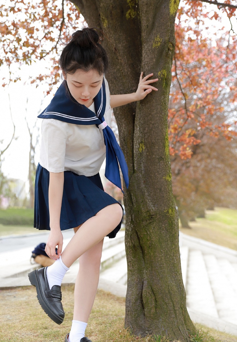 长得眉清目秀的俏皮丸子头美女气质清爽穿着海军制服诱惑写真  第2张