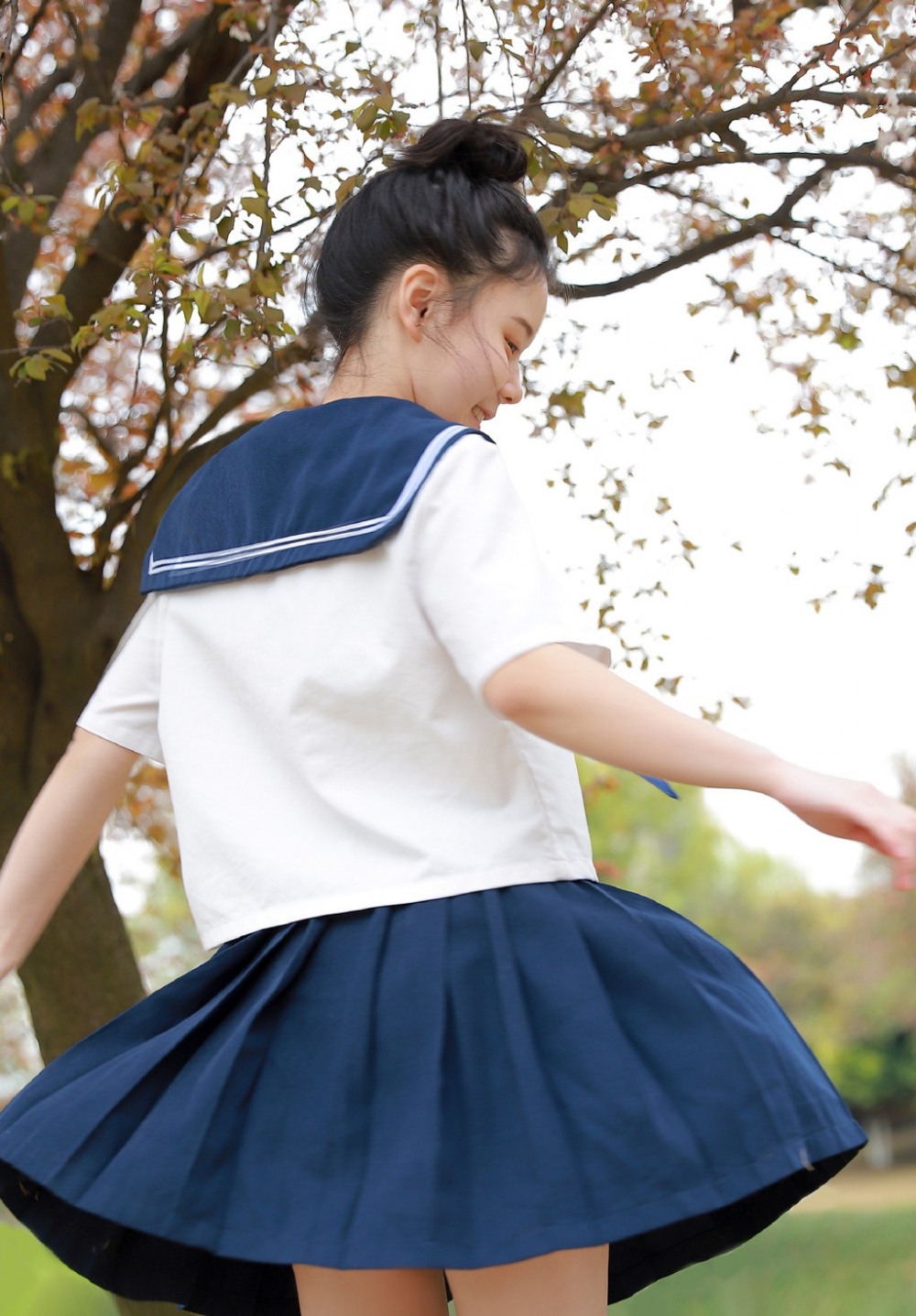 长得眉清目秀的俏皮丸子头美女气质清爽穿着海军制服诱惑写真  第6张