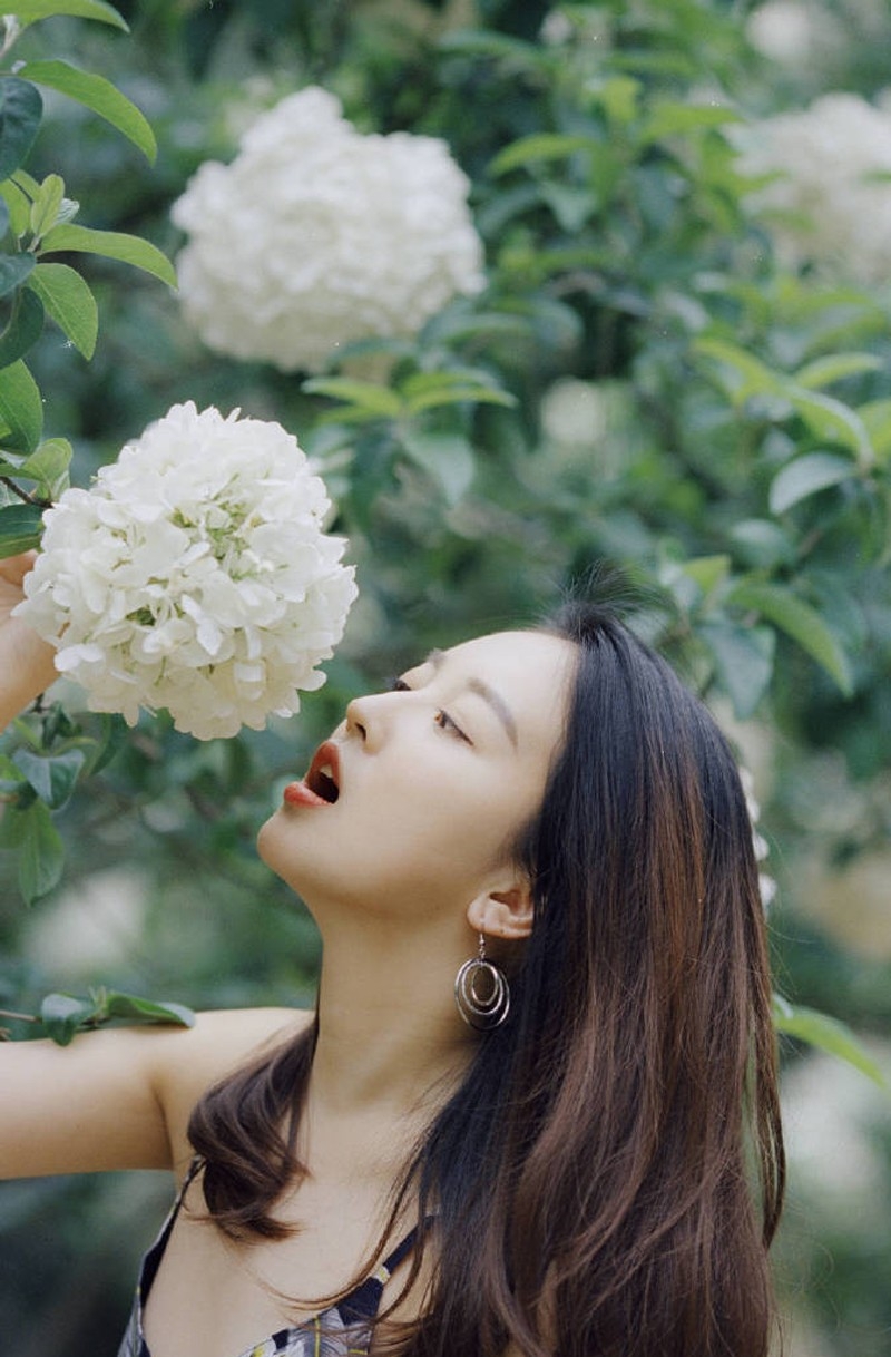 成熟御姐美女户外小清新露背礼裙清纯人像摄影写真  第2张