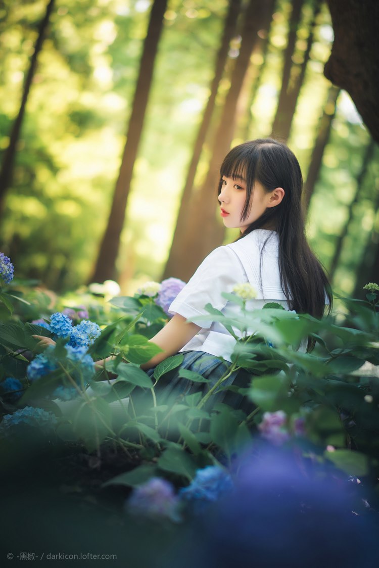 森林女孩小清新唯美校园制服户外艺术人像写真  第2张