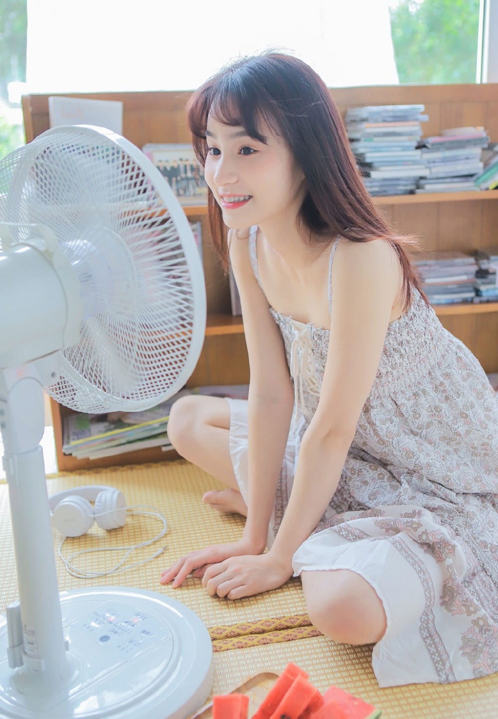 夏日甜美女孩可爱小女生白皙吊带短裙养眼写真图片  第2张