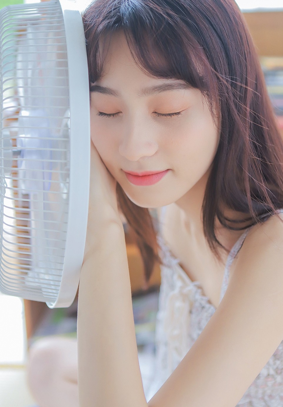 夏日甜美女孩可爱小女生白皙吊带短裙养眼写真图片  第9张