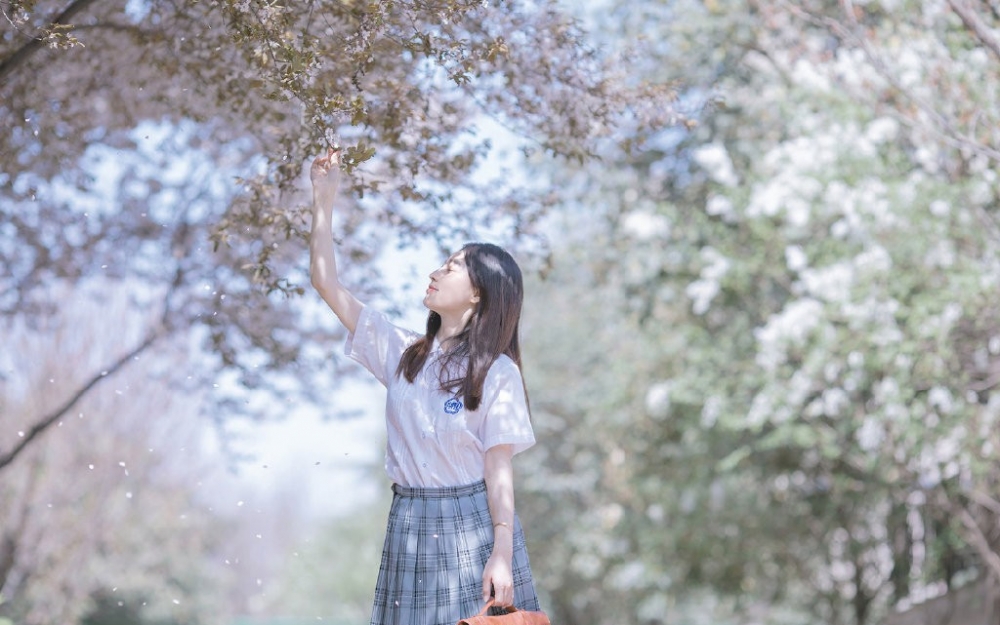 清纯美女学生妹户外养眼制服诱惑写真图片  第3张