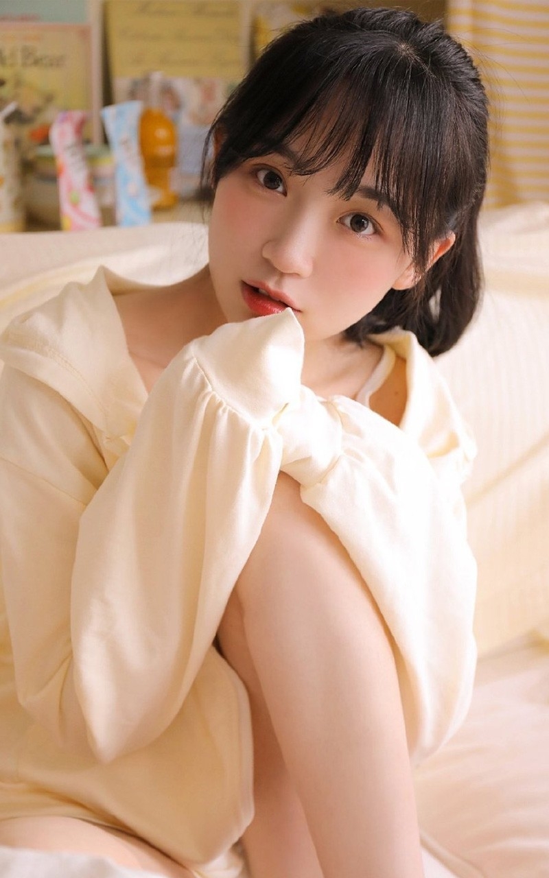 95后粉嫩小女生肌肤白皙细嫩勾人清纯美女个性写真  第1张