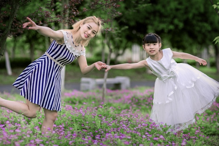 清纯户外母女温馨治愈养眼日常生活写真图片