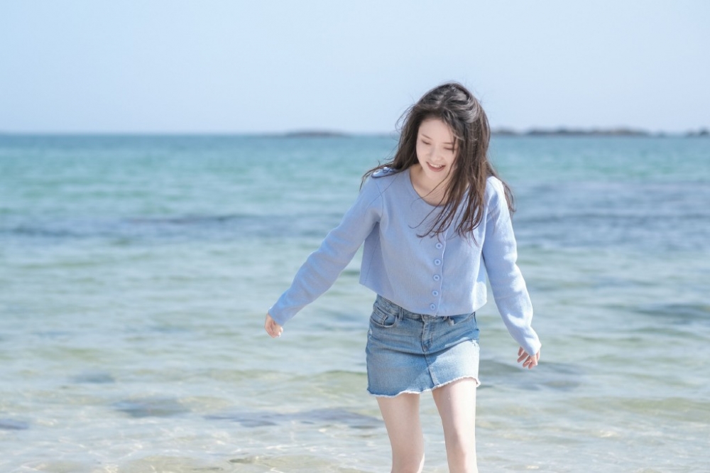 阳光下元气满满的娇俏少女细腰苗条完美女孩图片  第1张