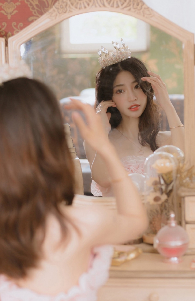 温柔小姐姐拖地长裙唯美梦幻图片  第1张