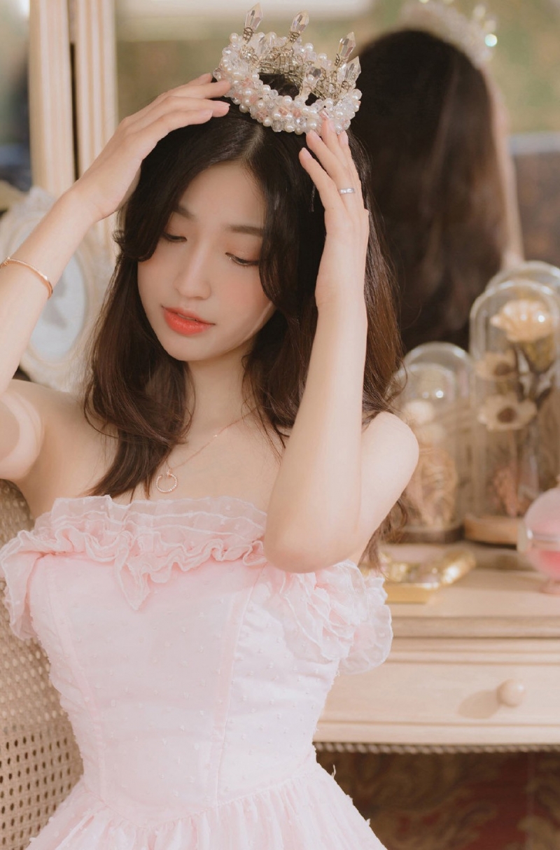 温柔小姐姐拖地长裙唯美梦幻图片  第2张