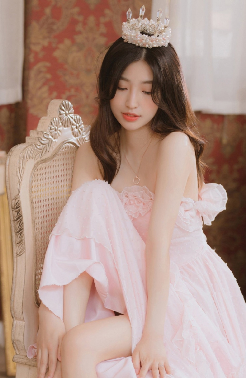 温柔小姐姐拖地长裙唯美梦幻图片  第5张