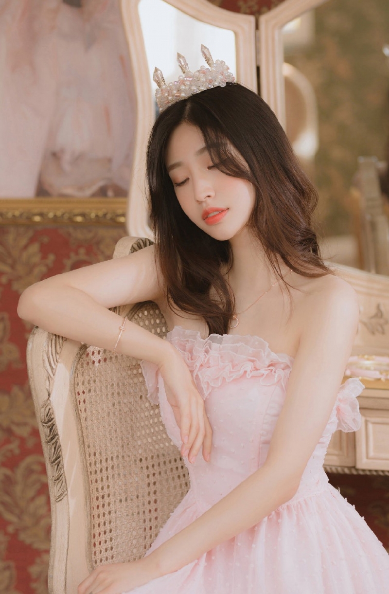 温柔小姐姐拖地长裙唯美梦幻图片  第7张