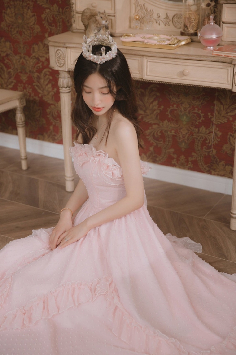 温柔小姐姐拖地长裙唯美梦幻图片  第8张