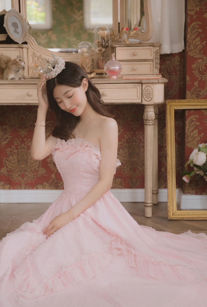 温柔小姐姐拖地长裙唯美梦幻图片  第9张
