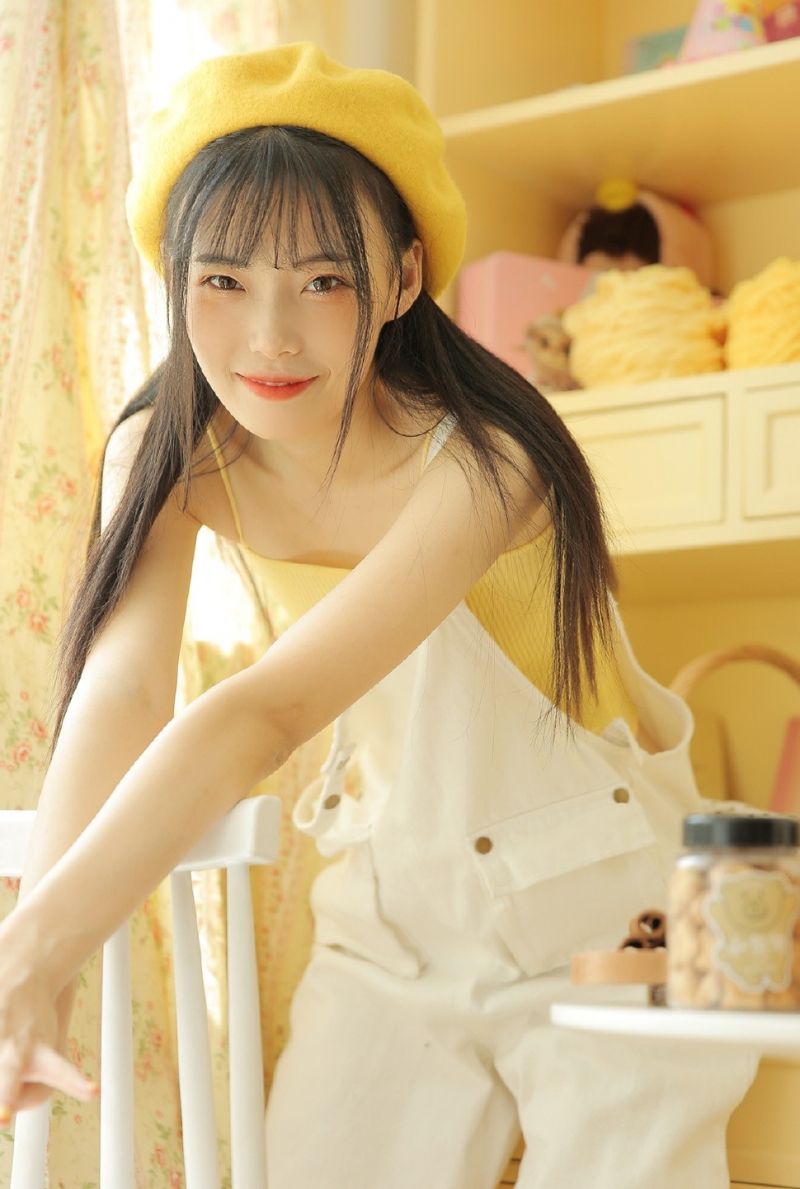 年轻的小姑娘眉清目秀美女套图  第2张