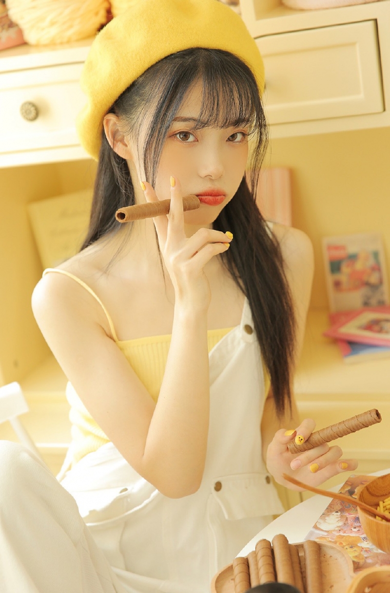 年轻的小姑娘眉清目秀美女套图  第4张