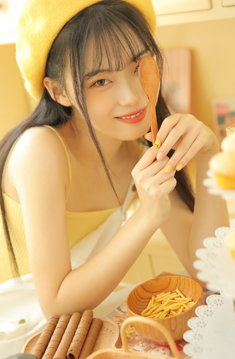 年轻的小姑娘眉清目秀美女套图  第8张