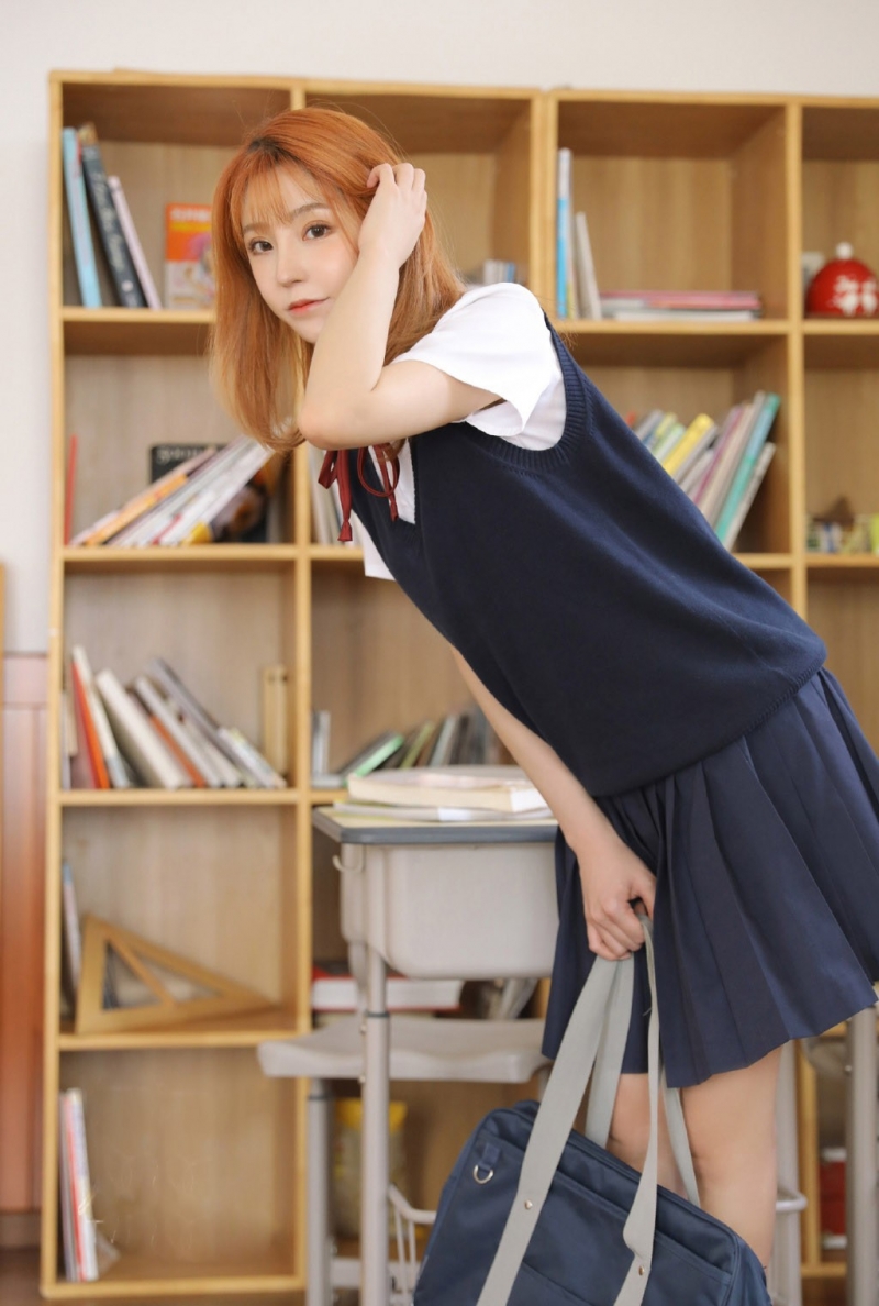 日系大学生明眸皓齿私房写真  第1张