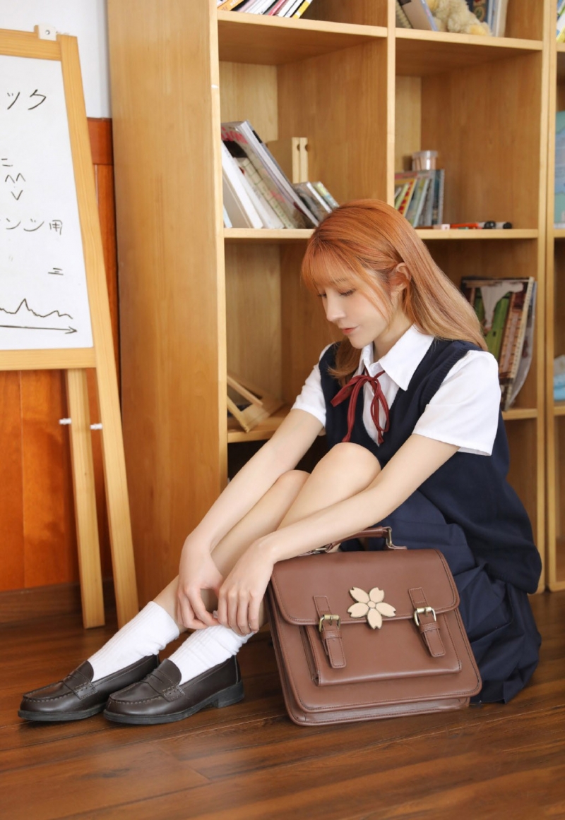 日系大学生明眸皓齿私房写真  第5张