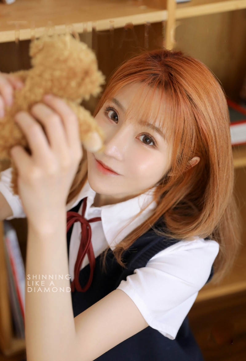 日系大学生明眸皓齿私房写真  第8张