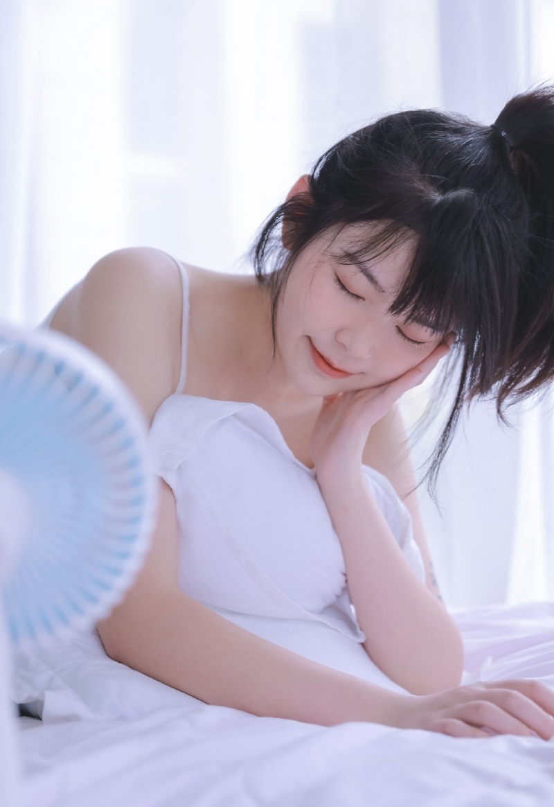 邻家小妹长得亭亭玉立漂亮美女照片  第1张