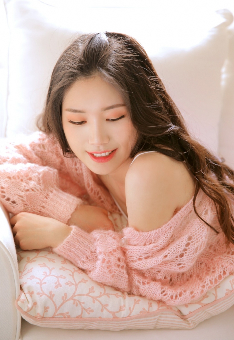 长发美女明眸皓齿娇羞可爱图片  第1张