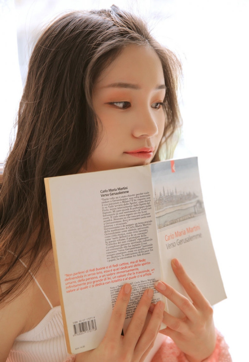 长发美女明眸皓齿娇羞可爱图片  第2张