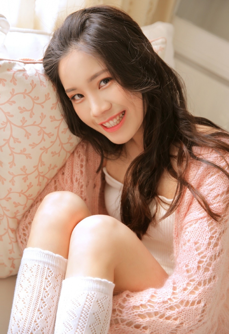 长发美女明眸皓齿娇羞可爱图片  第4张