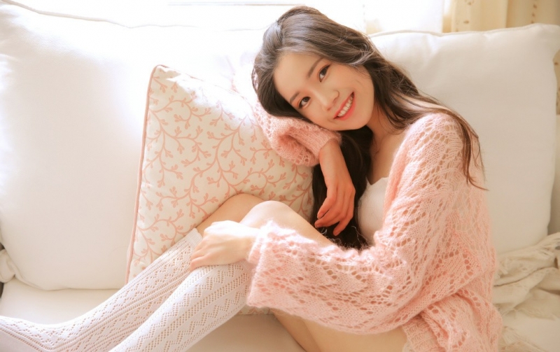 长发美女明眸皓齿娇羞可爱图片  第6张