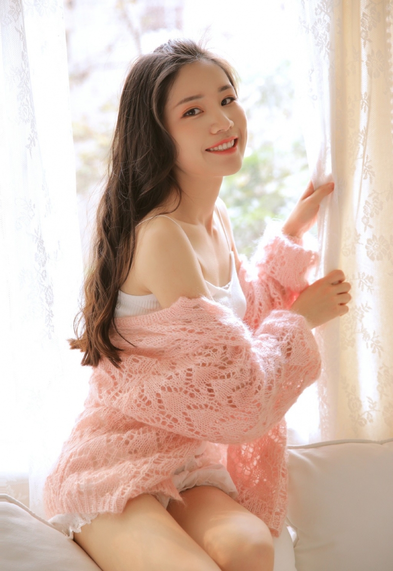 长发美女明眸皓齿娇羞可爱图片  第7张