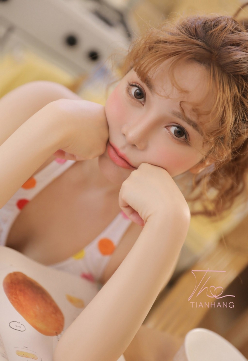 比基尼美女细腰翘臀诱人女生图片  第2张