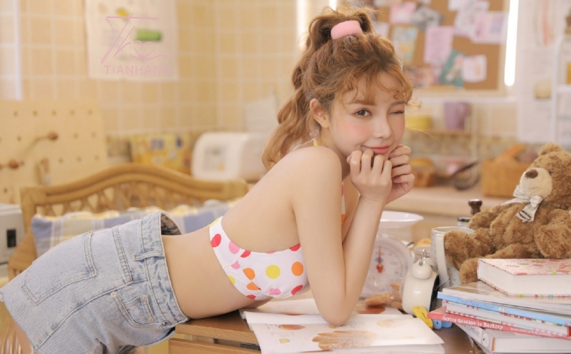 比基尼美女细腰翘臀诱人女生图片  第8张