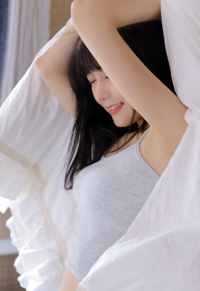 高甜少女香肩雪白莹润私房写真  第1张